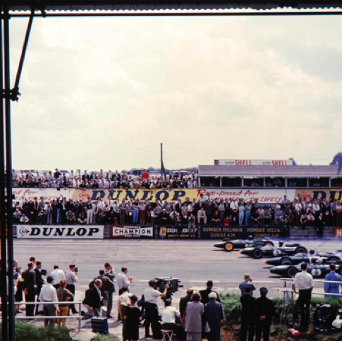 Départ GP de Grande Bretagne à Silverstone avec Jim devant Dan Gurney, Graham Hill, Jack Brabham et Bruce McLaren sur Cooper Départ GP de Grande Bretagne à Silverstone avec Jim devant Dan Gurney, Graham Hill, Jack Brabham et Bruce McLaren sur Cooper